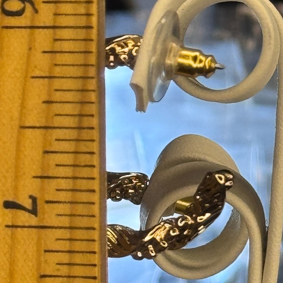 EXPRESS Gold Tone Textured Open Hoop Earnings - Picture 10 of 11